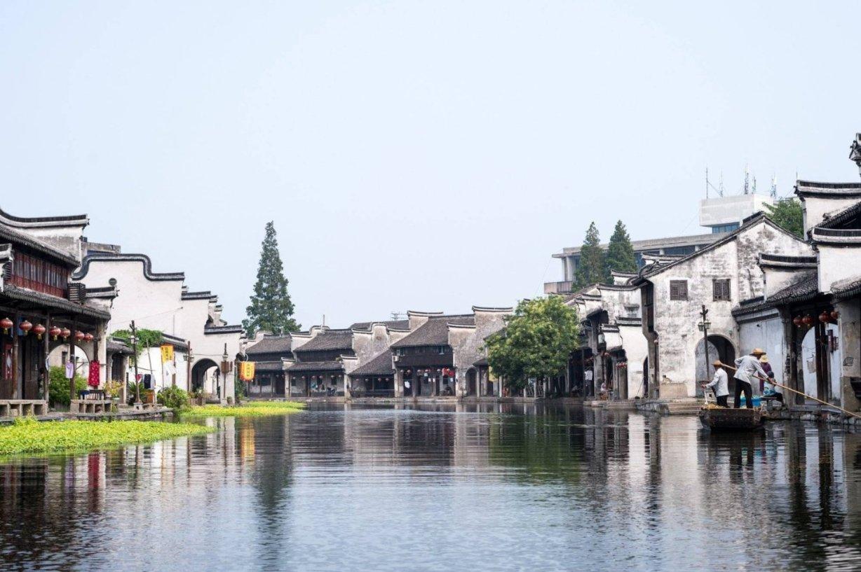 为河渠装上1600米防护栏